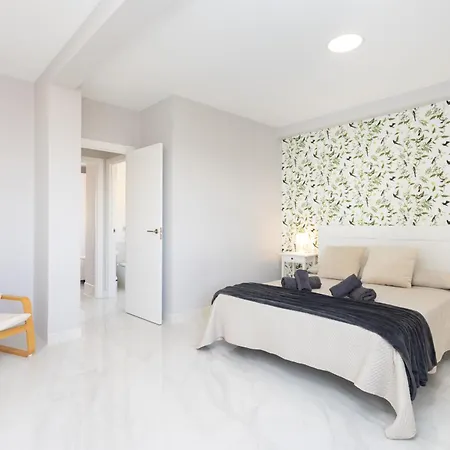 Apartment Home2book Spacious Harbour Views, Cruz